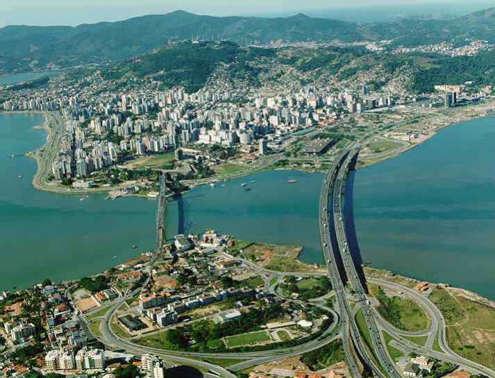 A ponte Hercílio Luz (esquerda) e as duas novas pontes ligando a ilha ao continente: a ponte Colombo Salles e a ponte Pedro Ivo Campos.